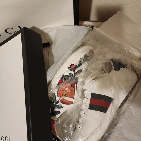 Gucci Women's White Sneakers with Embroidery Floral Design - Picture 7 of 9